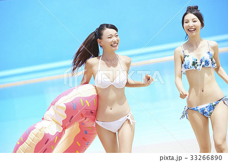 プール リゾート ビキニ 浮き輪を持つ女性の写真素材