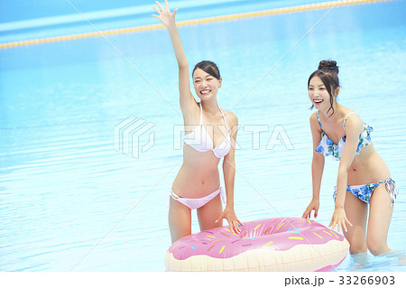 プール　リゾート　ビキニ　浮き輪を持つ女性 33266903