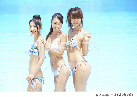 プール　リゾート　ビキニ　女友達　 33266938