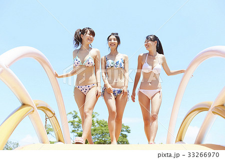 プール リゾート ビキニ 女友達 の写真素材