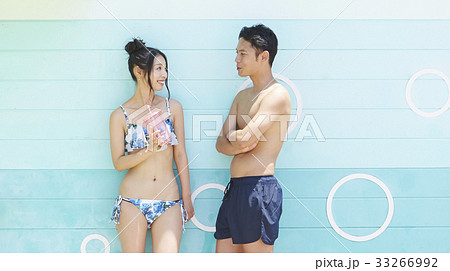 プールサイド 休憩するカップルの写真素材