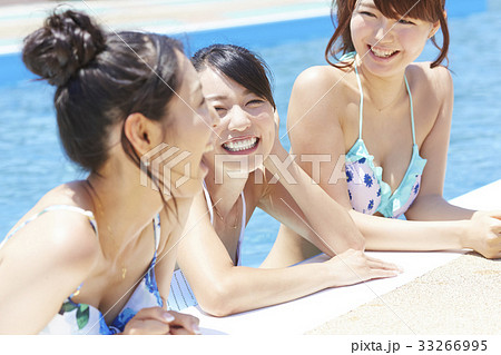プール　リゾート　ビキニ　女友達　 33266995