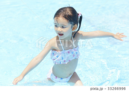 プール 水遊び 女の子の写真素材