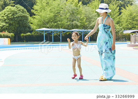 プールサイドを歩く女の子とママ プールサイドを歩く女の子とママ 33266999