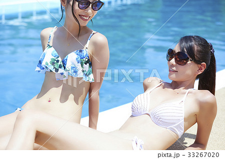 プールサイド　寝そべる女性 33267020
