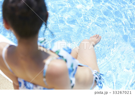 プールサイド 女性 美脚 プールサイド 女性 美脚 33267021