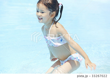 プール 水遊び 女の子の写真素材