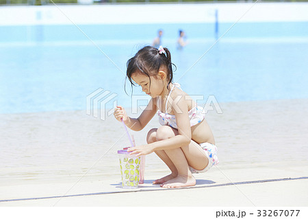 プール 水遊び 女の子の写真素材