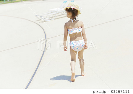 プール 水遊び 女の子の写真素材