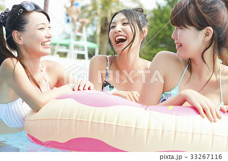 プール　リゾート　ビキニ　浮き輪　女性 33267116