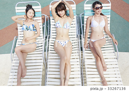 デッキチェア　日差し　女性 33267136