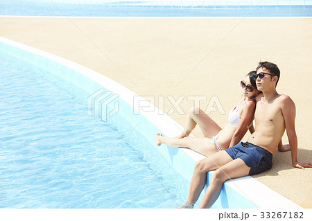 プールサイドのカップル ポートレートの写真素材