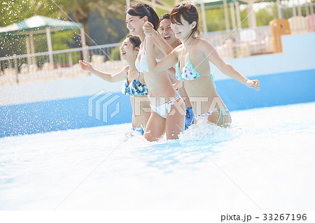 プールで楽しむ男女 33267196