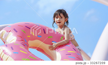 プール　水遊び　女の子 33267209