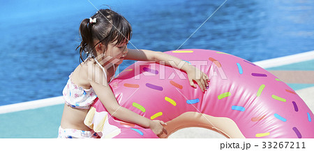 プール 水遊び 女の子の写真素材 33267211 Pixta