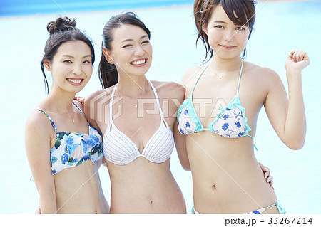 プール リゾート ビキニ 女友達 の写真素材