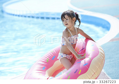 プール 水遊び 女の子の写真素材