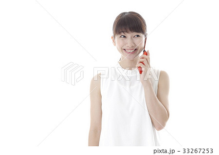 ガラケーを使う若い女性 33267253