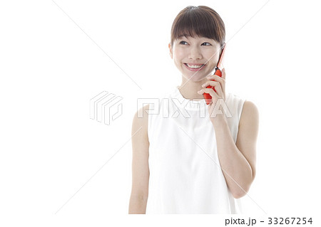 ガラケーを使う若い女性 ガラケーを使う若い女性 33267254