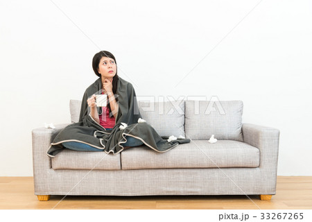 pretty lady catching a cold feeling throat painful 33267265