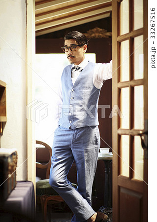 カフェにいる男性 33267516