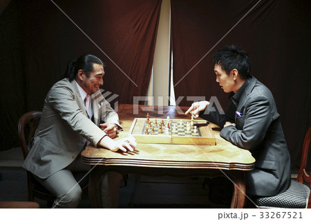 チェスを楽しむ男性 チェスを楽しむ男性 33267521