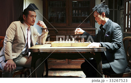 チェスを楽しむ男性 チェスを楽しむ男性 33267523