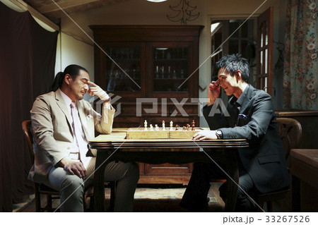 チェスを楽しむ男性 チェスを楽しむ男性 33267526