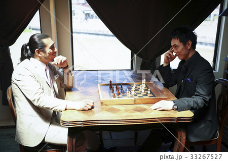チェスを楽しむ男性 33267527