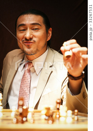 チェスを楽しむ男性 チェスを楽しむ男性 33267531