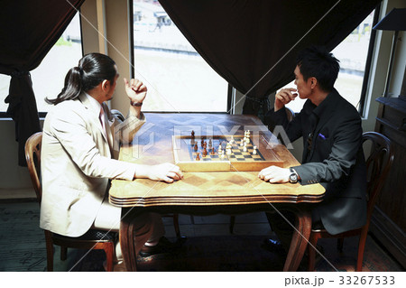チェスを楽しむ男性 チェスを楽しむ男性 33267533