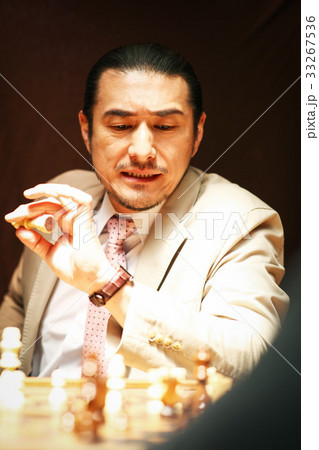 チェスを楽しむ男性 チェスを楽しむ男性 33267536