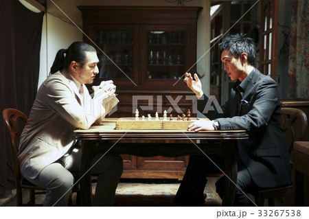 チェスを楽しむ男性 33267538