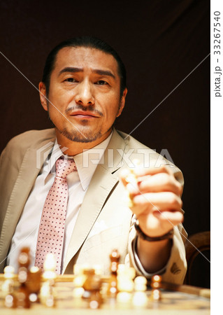 チェスを楽しむ男性 チェスを楽しむ男性 33267540