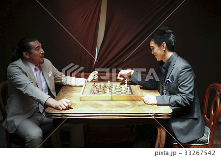 チェスを楽しむ男性 チェスを楽しむ男性 33267542