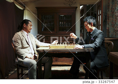 チェスを楽しむ男性 チェスを楽しむ男性 33267547