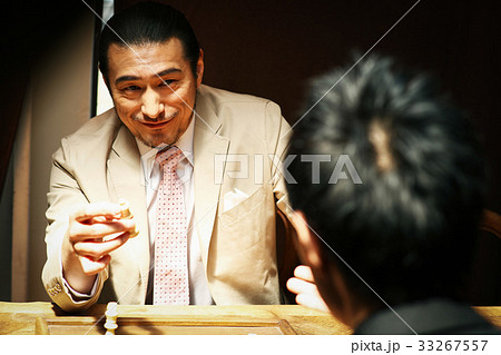 チェスを楽しむ男性 チェスを楽しむ男性 33267557