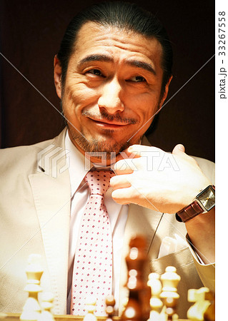 チェスを楽しむ男性 33267558