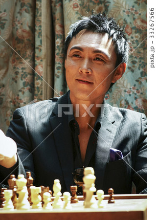 チェスを楽しむ男性 チェスを楽しむ男性 33267566