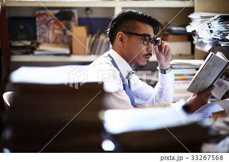書斎にいる男性 書斎にいる男性 33267568