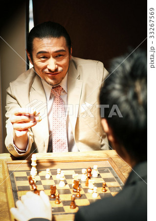 チェスを楽しむ男性 チェスを楽しむ男性 33267569