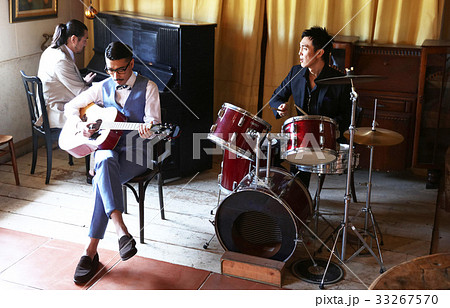 楽器を演奏する男性 33267570