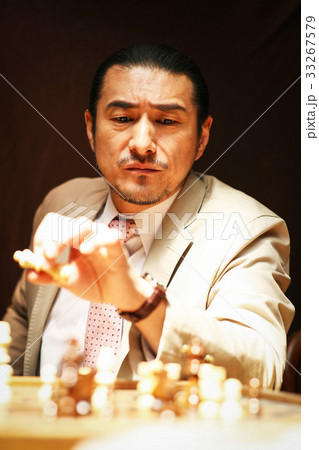 チェスを楽しむ男性 33267579