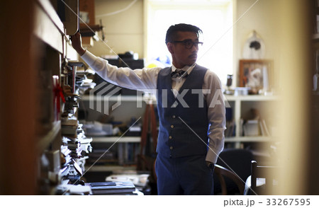 書斎にいる男性 書斎にいる男性 33267595