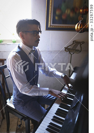 楽器を演奏する男性 楽器を演奏する男性 33267599