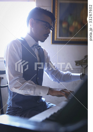 楽器を演奏する男性 楽器を演奏する男性 33267602