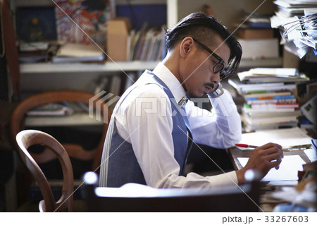 書斎にいる男性 33267603