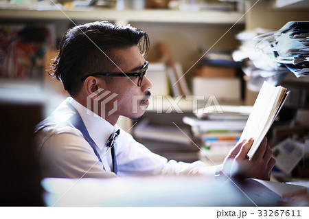 書斎にいる男性 書斎にいる男性 33267611
