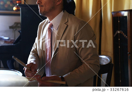 楽器を演奏する男性 33267616