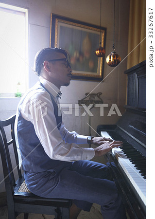 楽器を演奏する男性 楽器を演奏する男性 33267617